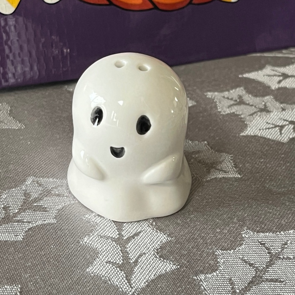 Ghost salt shaker